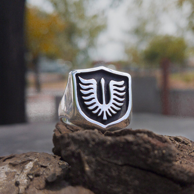 Band of the Hawk Signet Ring inspired by Berserk – premium 925 sterling silver jewelry featuring the iconic symbol of Griffith’s legendary mercenary group, the Band of the Hawk (Taka no Dan). Perfect for anime fans, Berserk collectors, and Guts enthusiasts. Available with black or light blue enamel. Artisanal craftsmanship, ideal for fans of Kentaro Miura’s masterpiece. Comes with luxury gift packaging, designed for Berserk anime and manga lovers