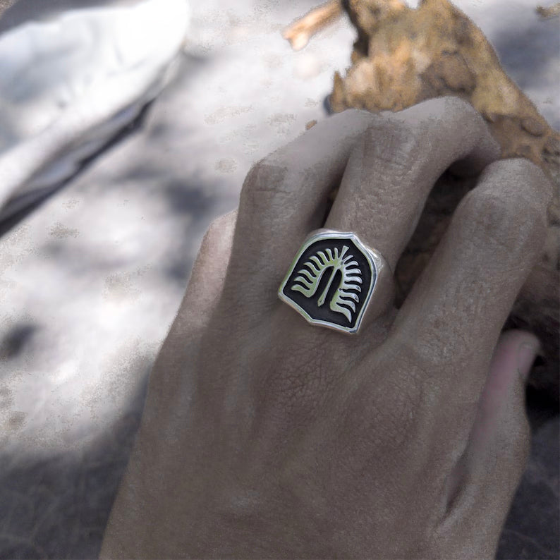 Band of the Hawk Signet Ring inspired by Berserk – premium 925 sterling silver jewelry featuring the iconic symbol of Griffith’s legendary mercenary group, the Band of the Hawk (Taka no Dan). Perfect for anime fans, Berserk collectors, and Guts enthusiasts. Available with black or light blue enamel. Artisanal craftsmanship, ideal for fans of Kentaro Miura’s masterpiece. Comes with luxury gift packaging, designed for Berserk anime and manga lovers